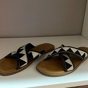 Toms women’s 8 sandals